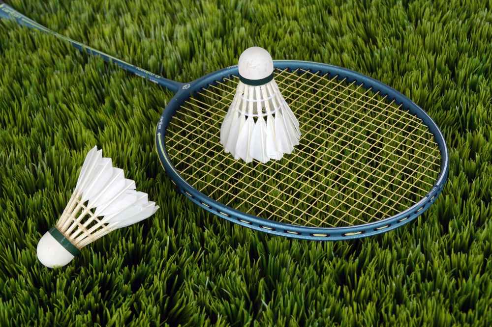blue badminton racket with shuttlecock